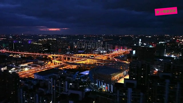 成功的路上，
不怕万人阻挡，
就怕自己不够坚固。
人生风雨兼程，
就是为了成为更好的自己。
无论生活