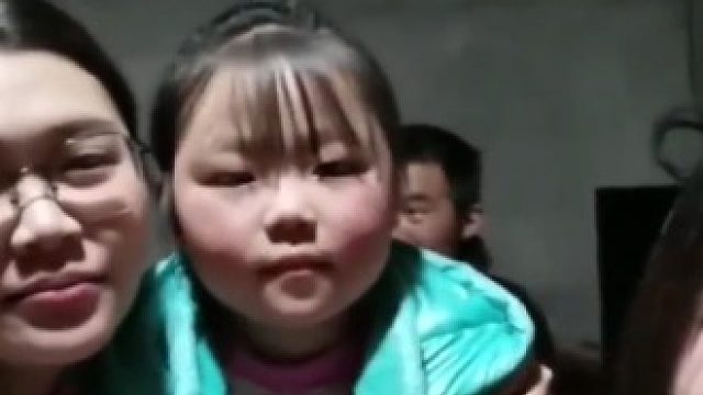 女孩出门走亲戚，同时遇到语文老师和数学老师