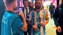 当好朋友阿圭罗亲自给梅西颁奖，梅西开心极了！