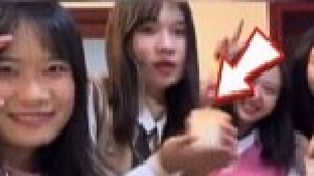 女孩捧着蜡烛拍照，瞬间火烧头发，幸好没有酿成大祸