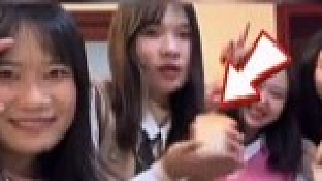 女孩捧着蜡烛拍照，瞬间火烧头发，幸好没有酿成大祸