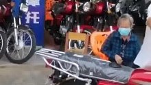 一位91岁的阿婆出来给22岁的孙子买摩托车，网友认为男孩22岁也不小了，想买应该自己挣钱买