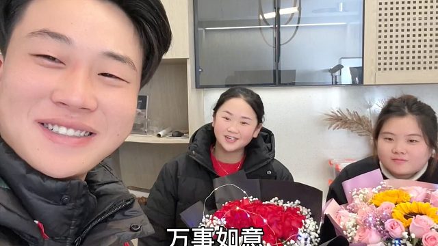 迎来和女友的第一次跨年，小伙贴心送上礼物，幸福的场面真美满