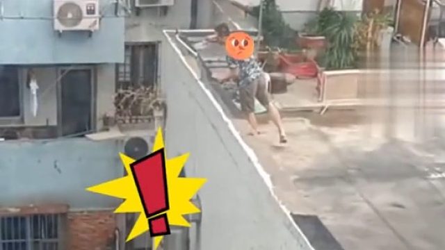 工人在楼下施工，楼上男子高空抛狗屎