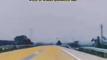 颠散架了！为了提醒司机注意安全，设置了超长减速带
