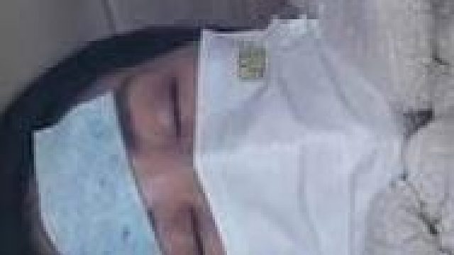 妻子确诊新冠，丈夫买不到退烧药，意外在冰箱里找到女儿生前用过的药，看到女儿名字，父亲泣不成声