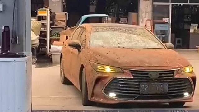 老丈人开了十年的车送给我了，洗干净后他却后悔了