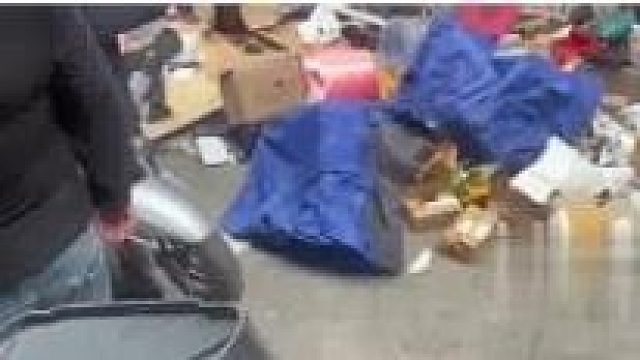 快递点老板跑路留下满屋空包裹#