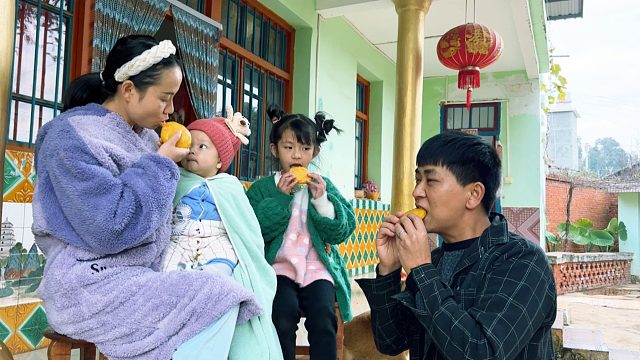 女儿想吃南瓜饼，爸爸立马满足她，儿子看见抢着吃