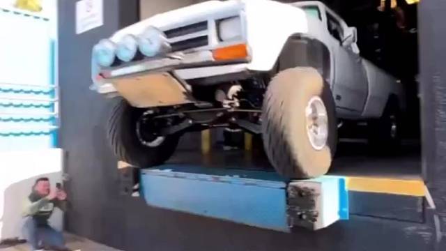 避震的天花板！