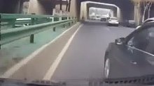 行车记录仪下的惊魂一幕，小车连续变道与后车相撞