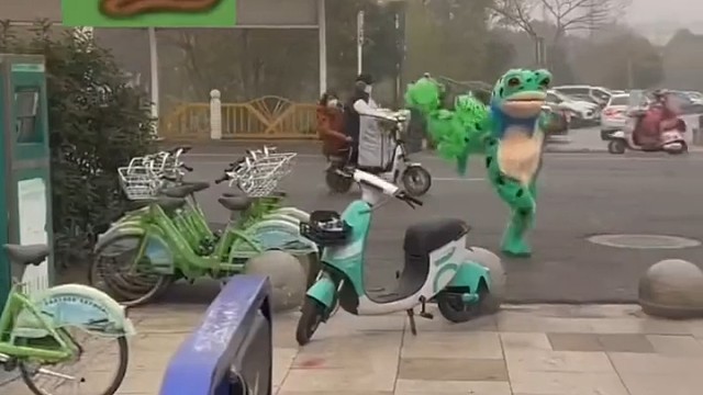 生活所迫，买个娃至于追我三条街吗？