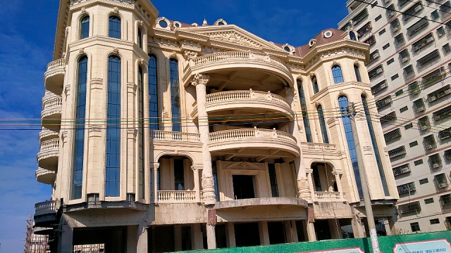 老板的别墅，白天真气派