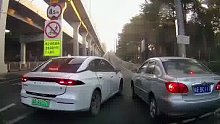 错过高架入口，两车同时变道网友：卧龙凤雏同时遇上了