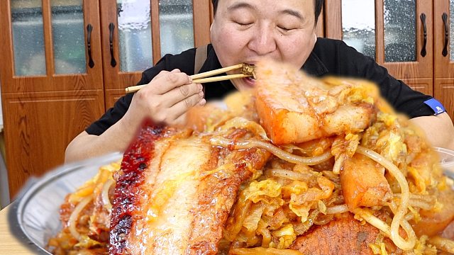 岳父杀5只香猪，分给我一只，炖了30斤猪肉做杀猪菜，太过瘾辣！