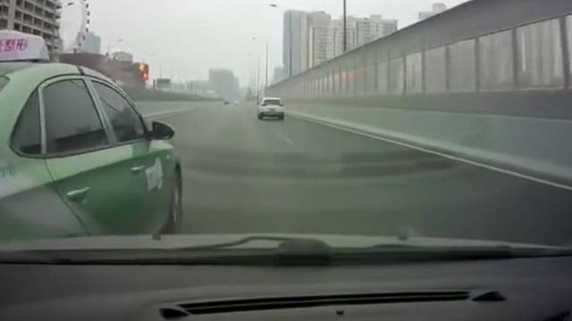 见缝插针式超车不可取