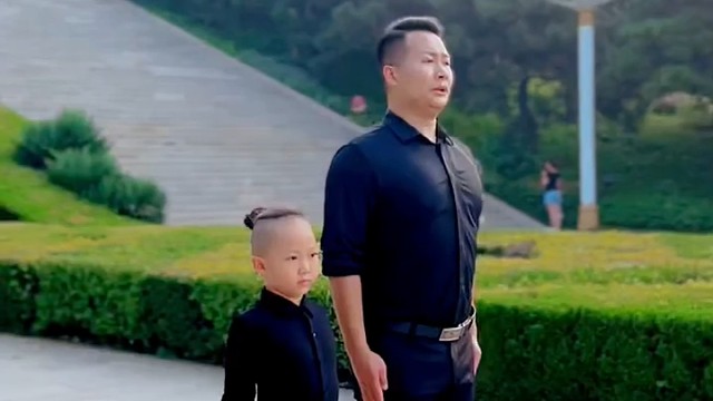08年爸爸带着80后儿子