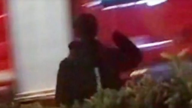 少年向路过消防车敬礼获鸣笛回应