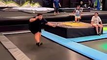 灵活的胖子！蹦床承受了它不该承受的压力