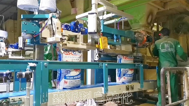 单人操作定量包装秤，配套扶包牵引装置省时省力。#包装秤#定量包装称#定量包装机