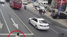 行人在路上任性行走，三车追尾⑫