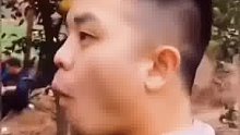 男子吃到酸橘子，强忍泪水给朋友吃。。。。。。。。