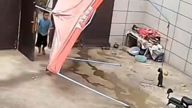 小黑：这辈子差点直了