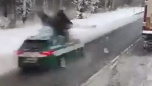 被撞飞后爬起来继续走了