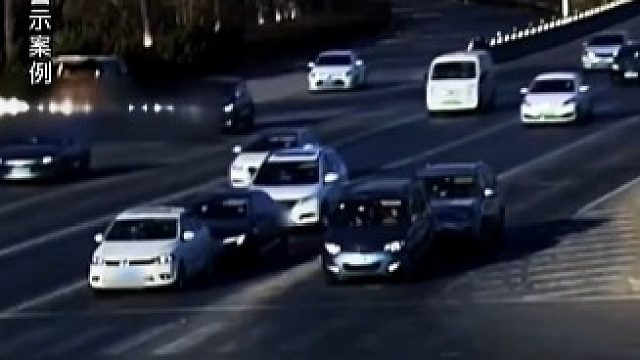 临近路口前车停住了，后面两车停不住追了尾