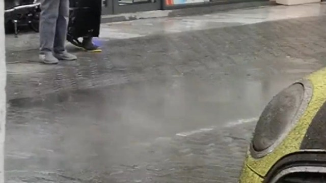 车被污渍溅脏，幸好忍住没有开骂～