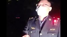 穿便衣堵车，车停后换衣，货车司机：这是干嘛的？