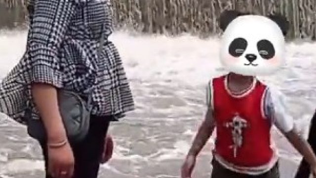 小孩玩水瞬间被激流冲走，多亏路过好心人跳下救起！