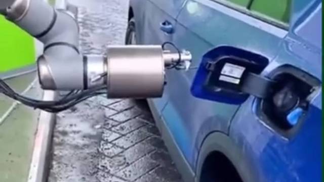 哎呀妈呀，科技发展越来越快，移动加油的胳膊都有了，加油站小妹可以下岗了