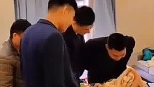 媳妇产房生产，男闺蜜组团看望 网友_一出生就有这么多舅舅宠