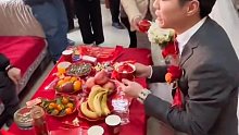 新郎敬茶嘴瓢手抖，一句承诺惹全场爆笑。家人：小伙老实可靠，就是太紧张了