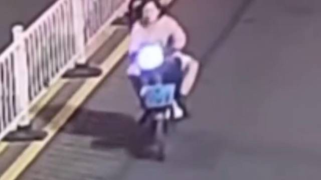 带人逆行，撞马路伢子上了吧