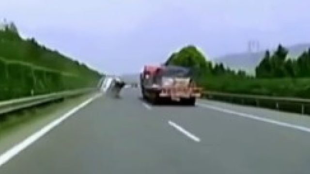 新手高速超车失败，后果很严重