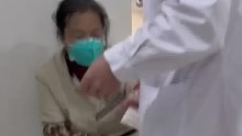 医院内大妈没钱看病无助地蹲下，医生自掏腰包借钱给她，并交待“不着急还，没事儿”