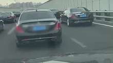 婚车占三车道摆队形不让超车！