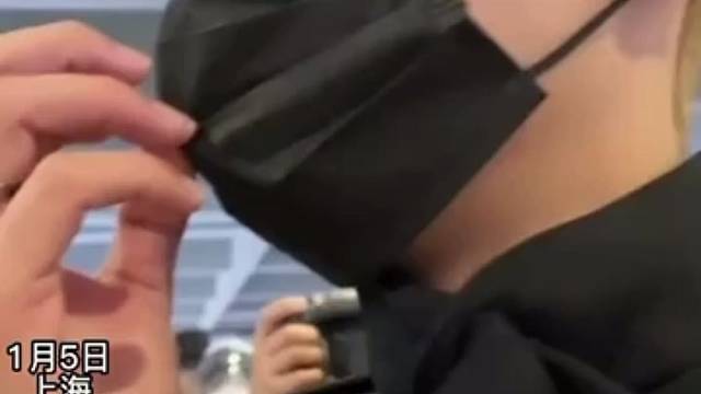 粉丝为艺人接机引发拥堵，警察要求其快速离开。