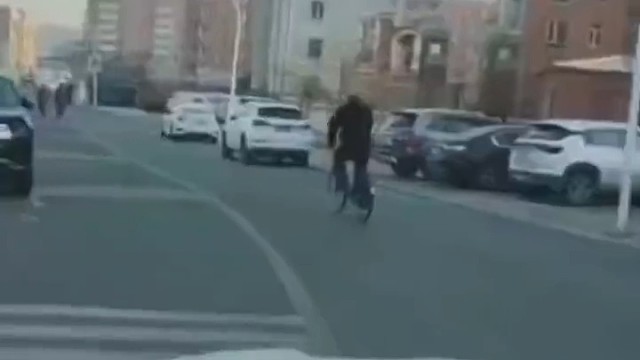 惊呆！大爷骑行炫技，用力过猛竟把脚蹬子甩掉了～