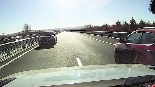 高速里逆行危害公共安全，这样的司机应该终身禁驾