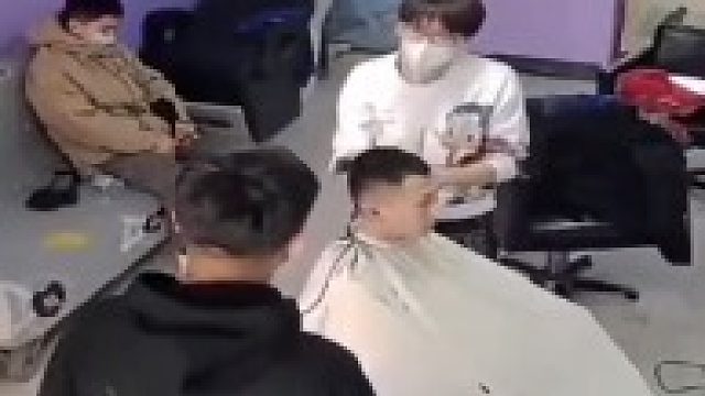 男子结婚做造型，要求理发师5点起床做造型，结果价格没谈拢被拒绝，你们怎能看？