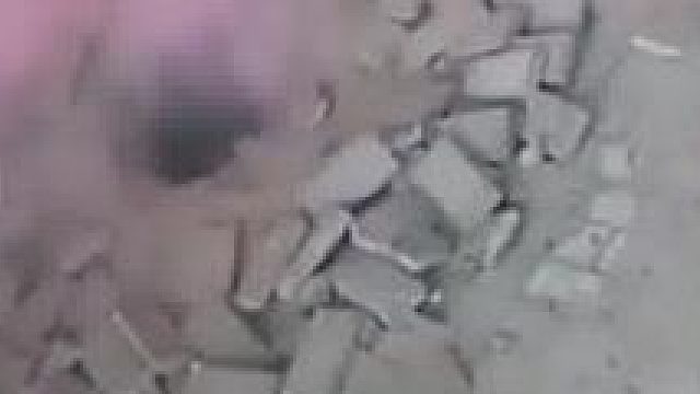 孩子玩烟花引爆窨井，消失在砖块与浓烟中