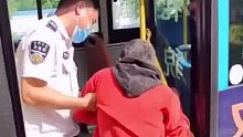 残疾男孩赶公交车，行动缓慢！公交司机：你走得慢我就退回来