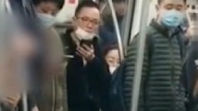 男子因工作太累拒绝让座遭70岁大爷怒怼 ：你没道德！