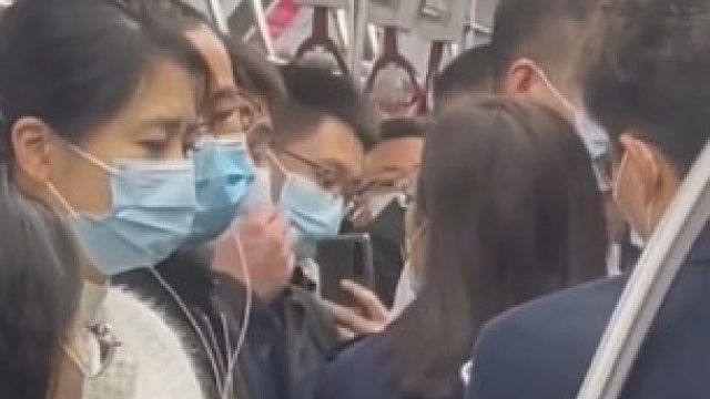 一女子在地铁上与老外吵架，大骂让其滚出中国