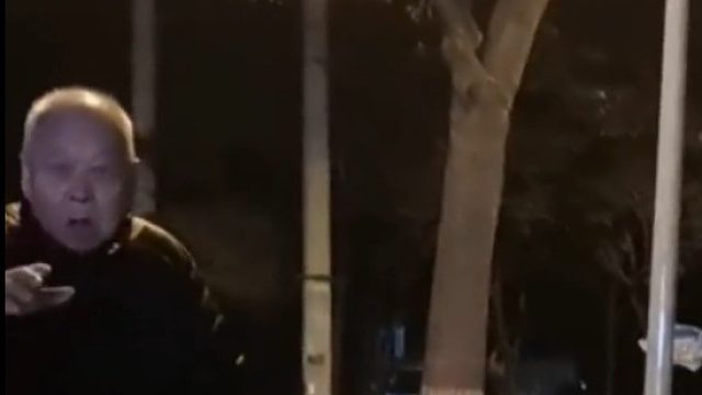 凌晨两点，老人在路中间徘徊，热心男子及时劝阻并为其报警