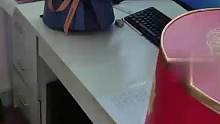 体育老师晒同事满桌鲜花礼物，自己只收到一张卡片