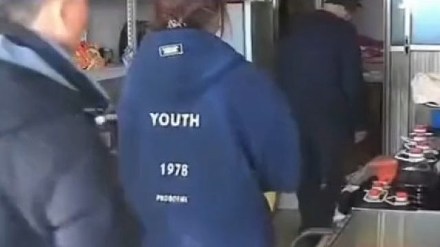 年轻男女光顾8旬老人的店，两人打掩护偷走香烟，监控下的画面让人气愤